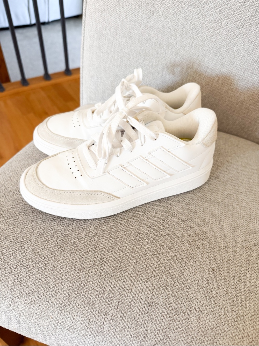Kids leather Adidas White Low-Top Sneakers with suede 4Y